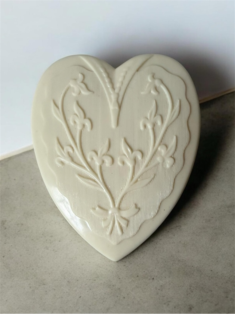 vintage Art Deco-style cream celluloid heart-shaped jewelry box